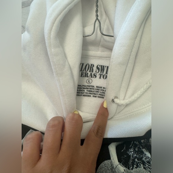 Taylor Swift Large Merch hoodie - Picture 2 of 3